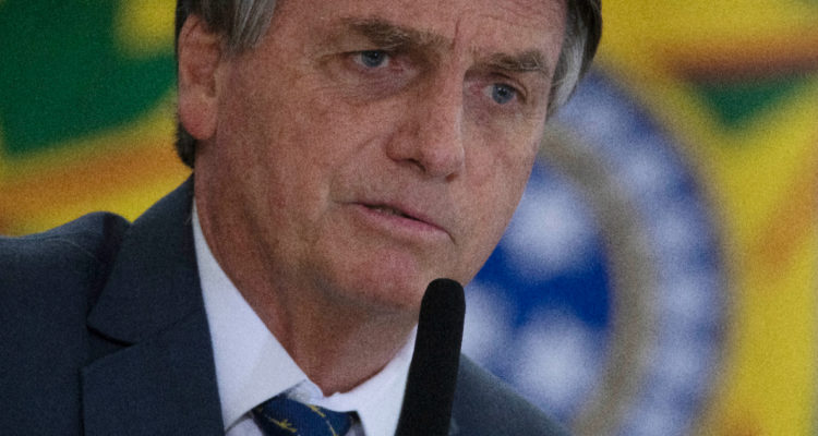 Nada irregular Bolsonaro minimiza millonarias compras militares de viagra y prótesis de pene