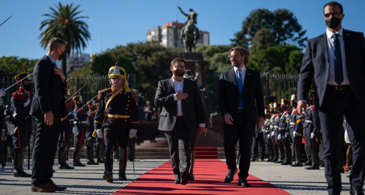 Gabriel Boric inicia actividades en Argentina conmemorando el abrazo de Maipú