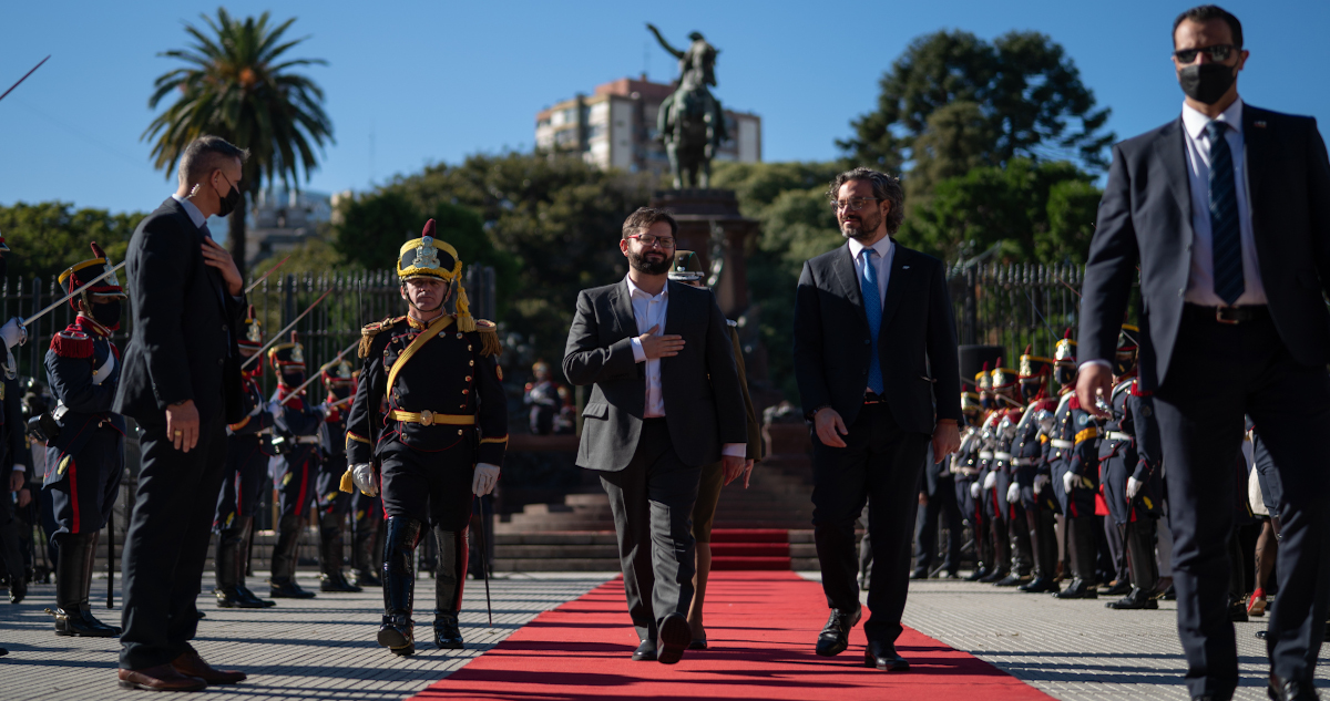 Gabriel Boric inicia actividades en Argentina conmemorando el abrazo de Maipú