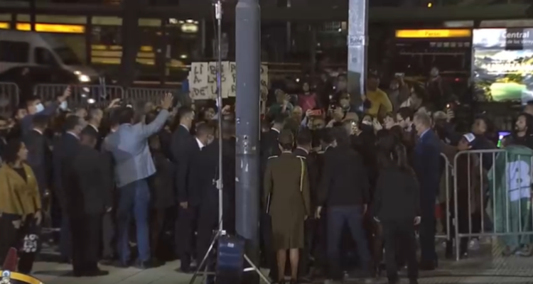 Boric rompió protocolo para dialogar con manifestantes en Argentina: “No te olvides de los presos”