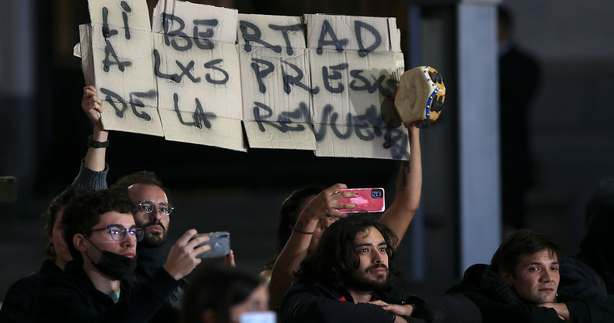 Boric rompió protocolo para dialogar con manifestantes en Argentina: "No te olvides de los presos"