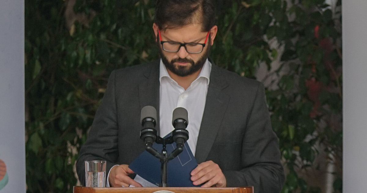 Boric cumple un mes de gobierno “con turbulencias” sin lograr armonizar con las exigencias de Chile