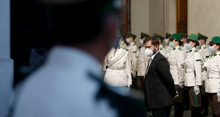El Presidente de la República, Gabriel Boric, recibe honores de la guardia de palacio en la casa de Gobierno.