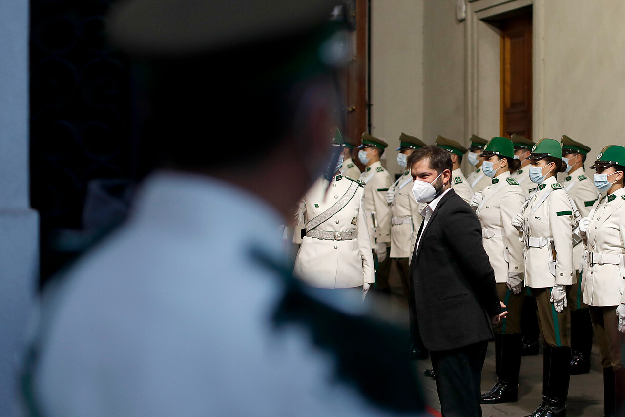El Presidente de la República, Gabriel Boric, recibe honores de la guardia de palacio en la casa de Gobierno.