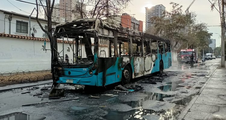 Bus del Transantiago termina quemado tras protesta en el exterior del INBA