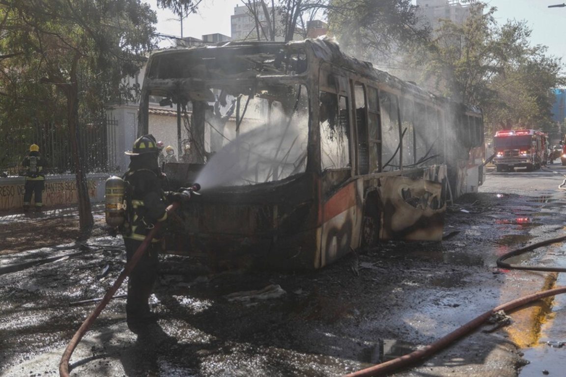 Dos buses fueron atacados en distintas manifestaciones en la capital: uno terminó quemado