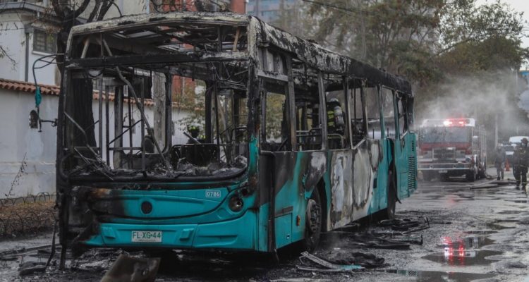 Bus quemado fuera del INBA