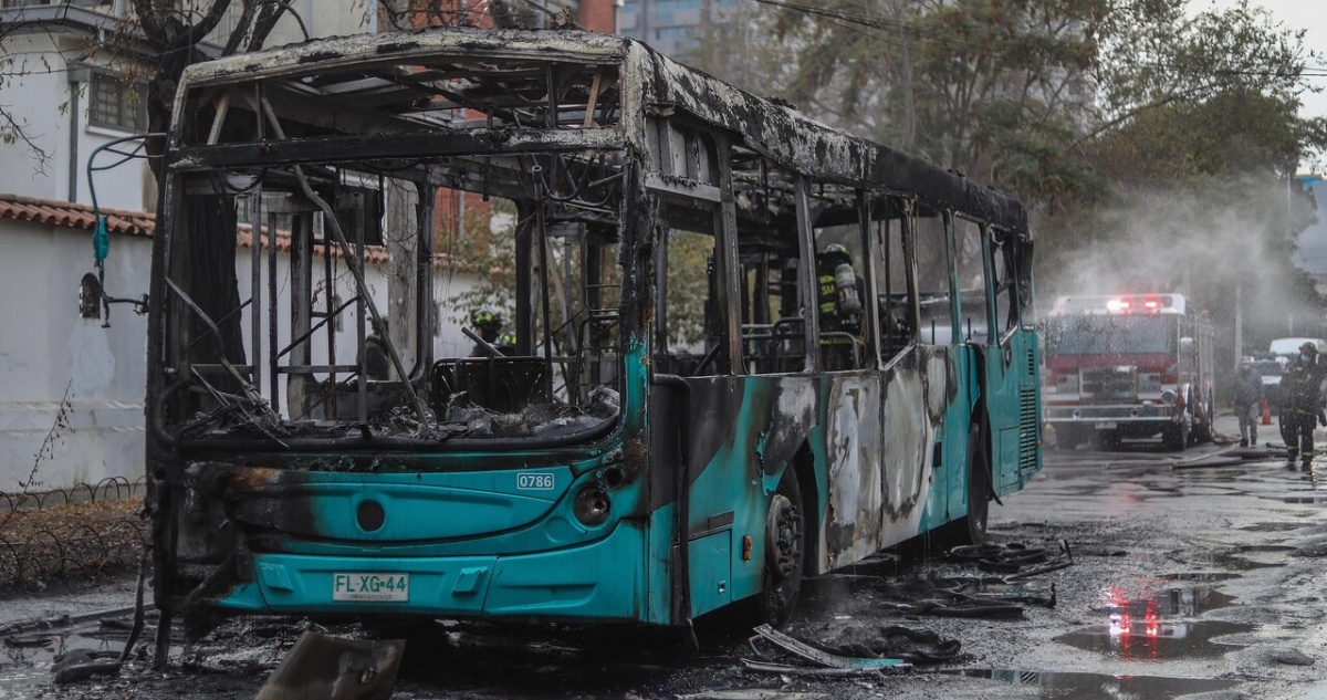 Bus quemado fuera del INBA