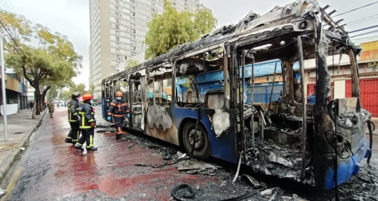 Estudiantes incendian bus del Transantiago en cercanías del Liceo Barros Borgoño