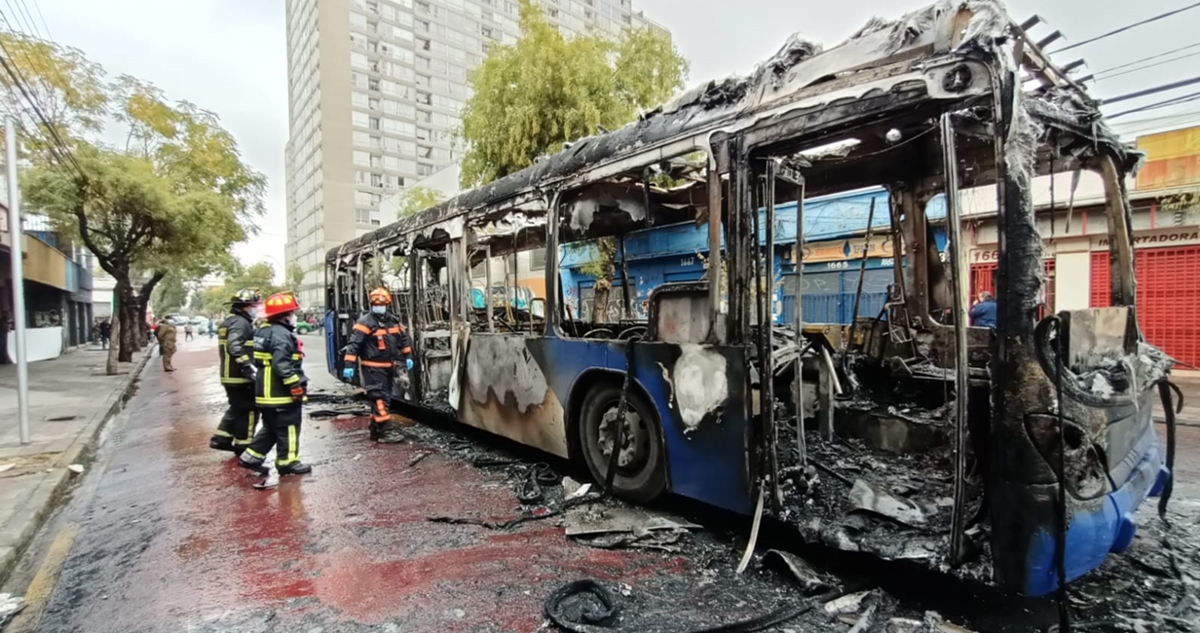 Estudiantes incendian bus del Transantiago en cercanías del Liceo Barros Borgoño