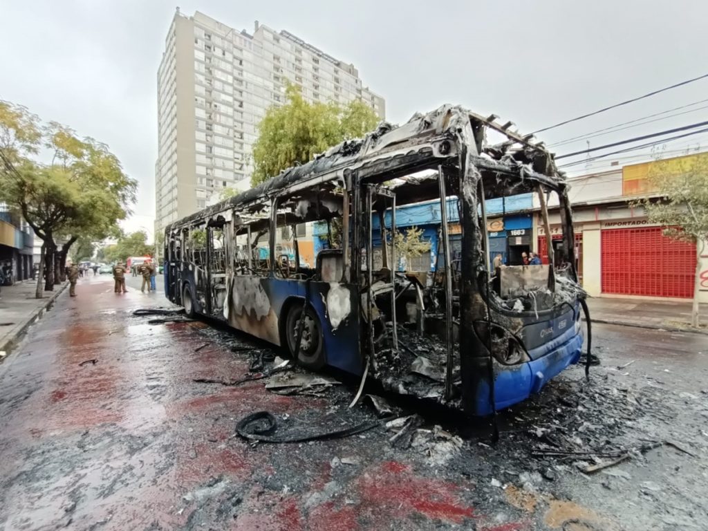 Estudiantes incendian bus del Transantiago en cercanías del Liceo Barros Borgoño