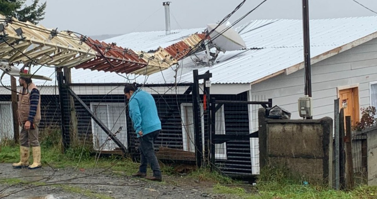 Cae antena telefónica sobre casa en Quemchi luego estar dos días en riesgo de colapso