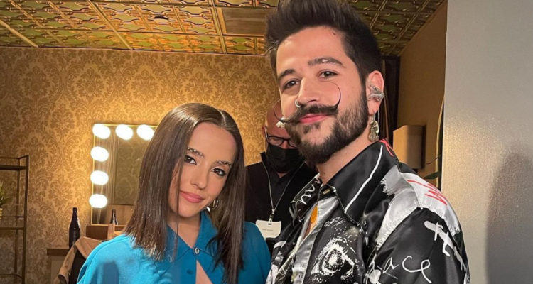 Camilo y Evaluna Montaner posan para la cámara juntos.