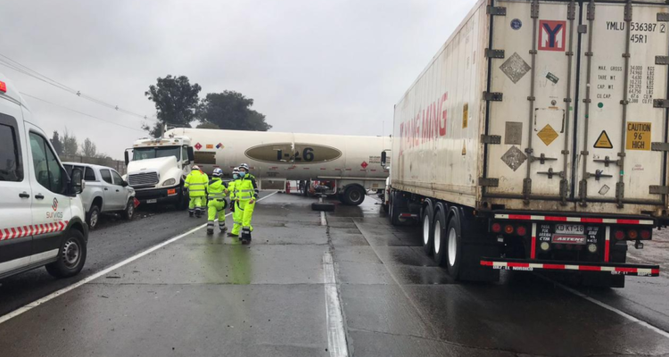 Camión bloquea la ruta 5 sur hacia el norte tras accidente a la altura de San Rafael.