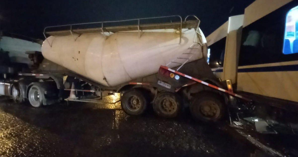 Camión de cemento colisiona con Biotrén en cruce de Coronel