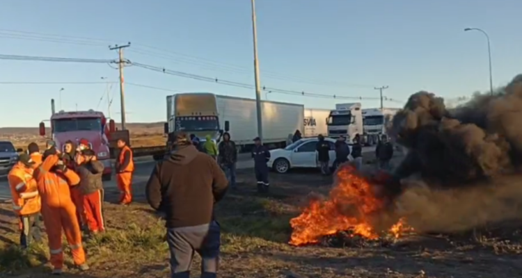 Camioneros de Antofagasta y Magallanes mantienen bloqueos, pese a dispersión en otras regiones