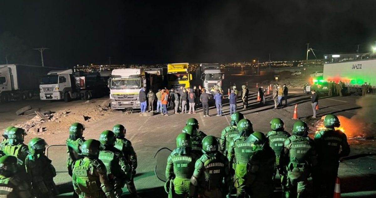 Camioneros de Antofagasta y Magallanes mantienen bloqueos, pese a dispersión en otras regiones