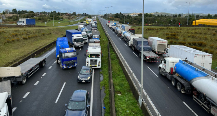 Camioneros movilizados inician bloqueo intermitente al paso de carga por rutas