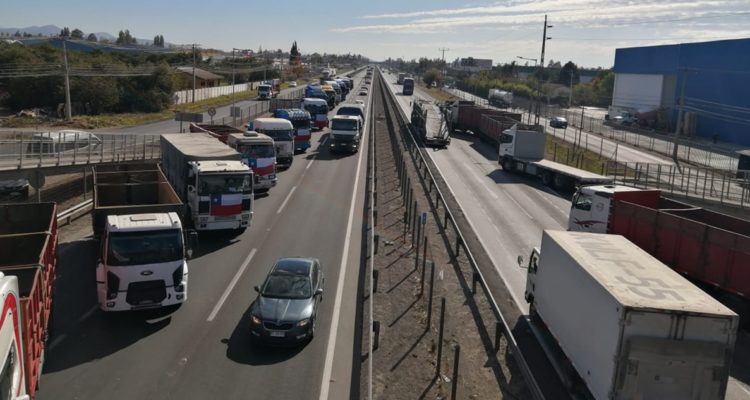 Camioneros protestan en distintos puntos del país: en Paine bloquean parcialmente la Ruta 5
