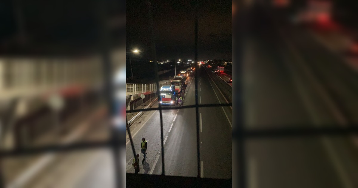Imagen de camioneros estacionados a la orilla de la Ruta 5 Sur en medio de llamado a paro