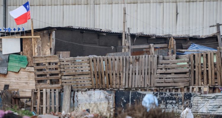 Denuncia mafia en campamento de Maipú