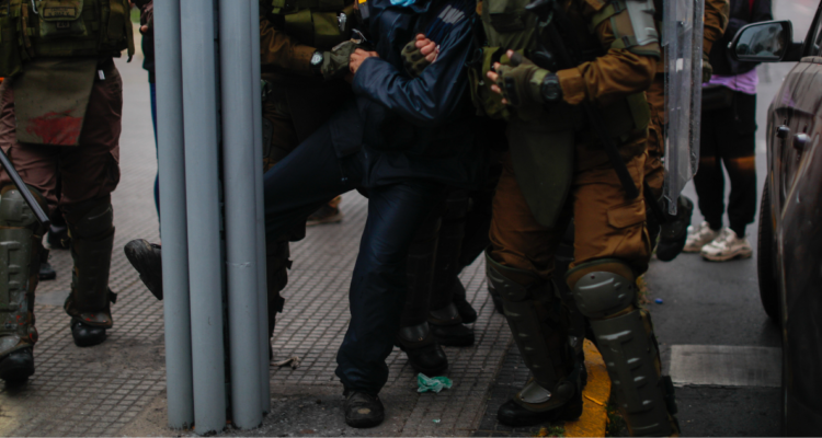 Carabinero que cometió violencia institucional con 2 jóvenes en Chillán: queda con arraigo nacional