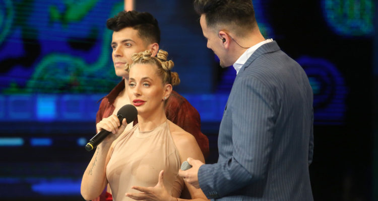 Catalina Palacios comentando su lesión en Aquí se Baila.