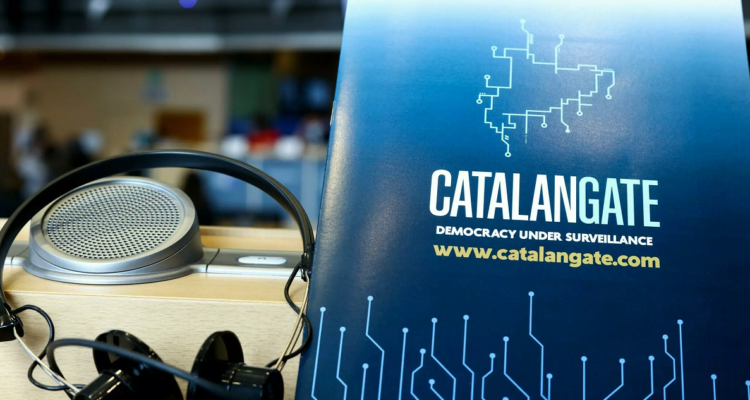 Una imagen del documento titulado ‘Catalangate. Democracia bajo vigilancia’, presentado por Oriol Junqueras y Carles Puigdemont durante la rueda de prensa que dieron en el Parlamento Europeo.