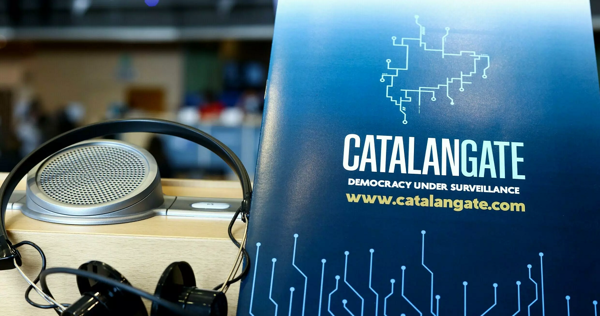 Una imagen del documento titulado ‘Catalangate. Democracia bajo vigilancia’, presentado por Oriol Junqueras y Carles Puigdemont durante la rueda de prensa que dieron en el Parlamento Europeo.