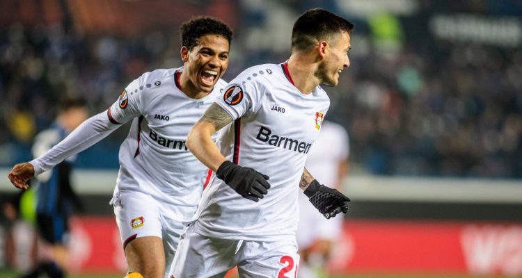 Charles Aránguiz jugando por el Leverkusen.