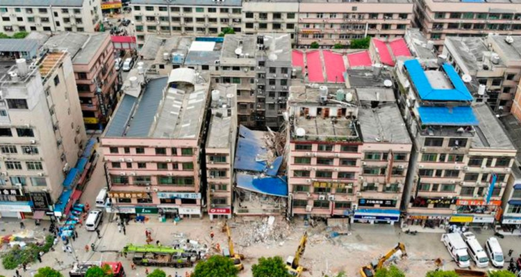 Imagen aérea del edificio colapsado en medio de otros que se mantienen en pie.