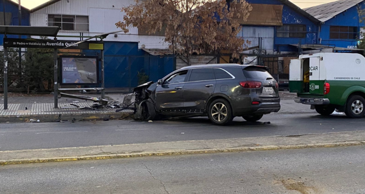 Hombre choca su vehículo contra paradero durante persecución en Macul: se habría disparado