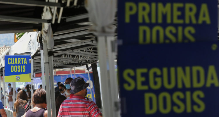 Colegio Médico pide reforzar llamado a rezagados que aún no reciben vacuna