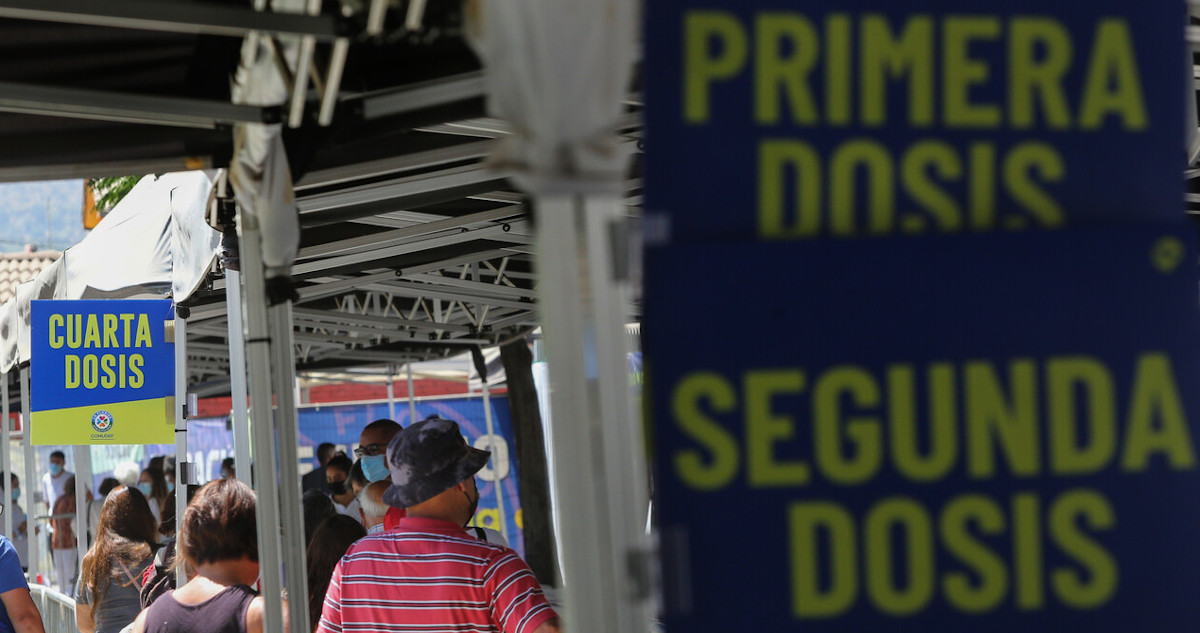 Colegio Médico pide reforzar llamado a rezagados que aún no reciben vacuna