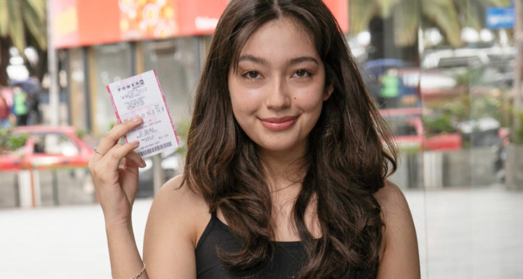 Mujer comprando billete de lotería Powerball