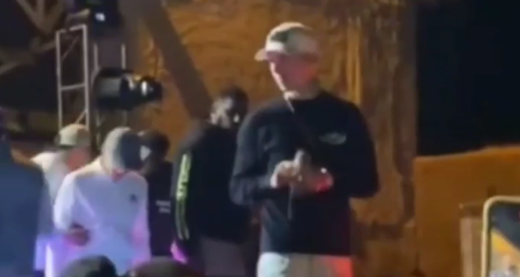 Dos heridos deja concierto donde Pailita llamó a guardar pistolas.