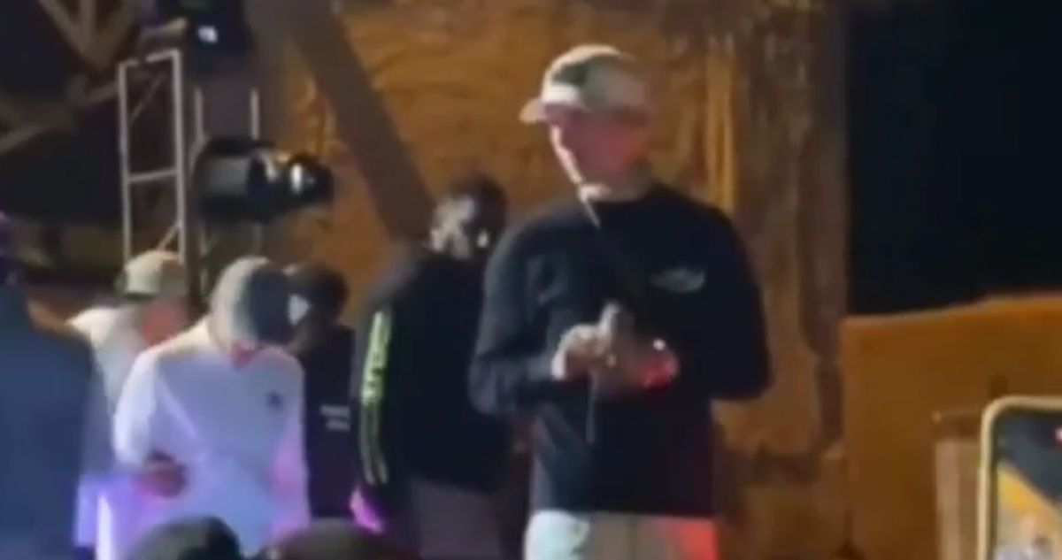 Dos heridos deja concierto donde Pailita llamó a guardar pistolas.