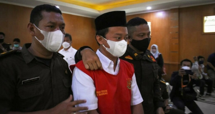 Condenan a muerte a profesor de Indonesia por violar a 13 estudiantes embarazó a 8 de las víctimas