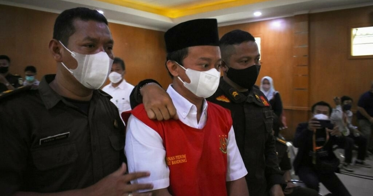 Condenan a muerte a profesor de Indonesia por violar a 13 estudiantes embarazó a 8 de las víctimas