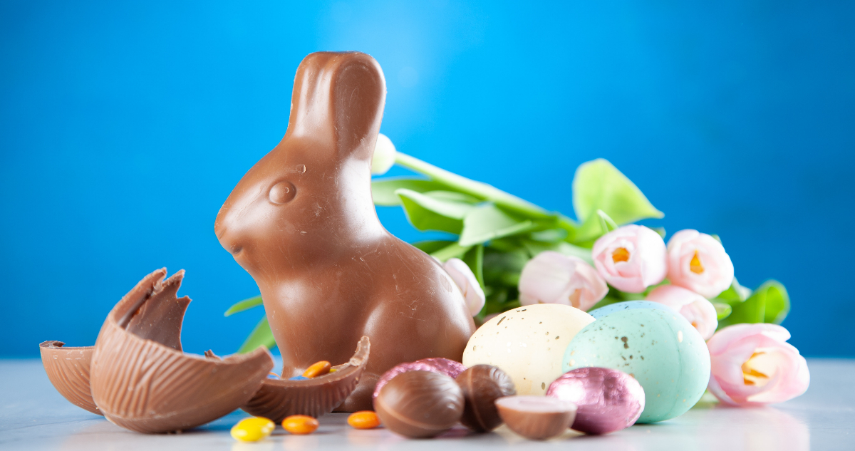 Un conejo de chocolate y huevos de pascua.
