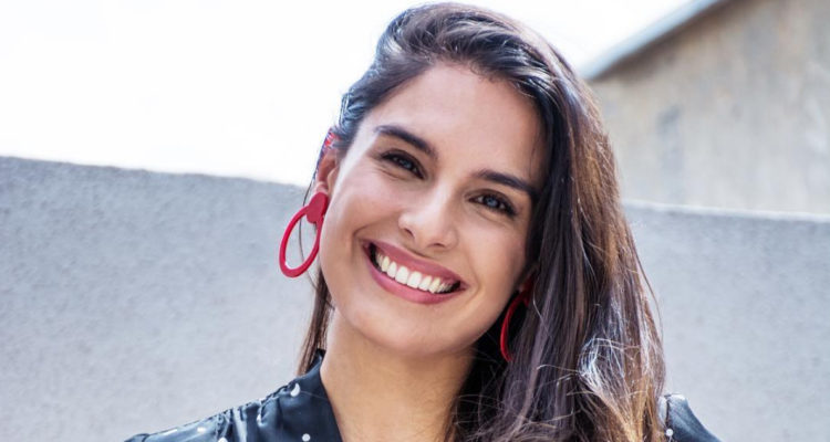 Constanza Araya sonriendo a la cámara. Este jueves anunció que está embarazada.