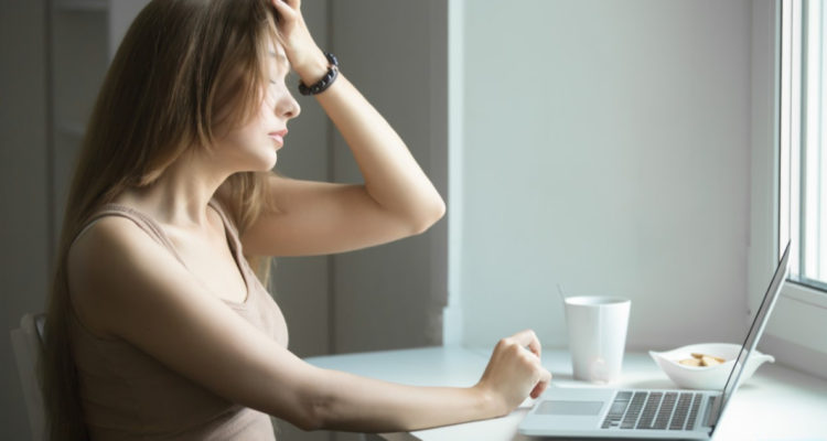 Mujer con dolor de cabeza