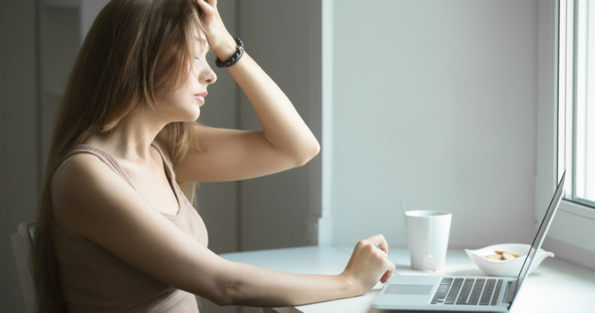 Mujer con dolor de cabeza