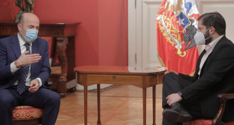 Contralor refuta a presidente Boric por apoyo a la Convención: “Prescindencia significa neutralidad”
