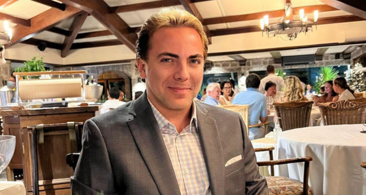 El cantante Cristian Castro en un restaurante, sonriendo levemente.