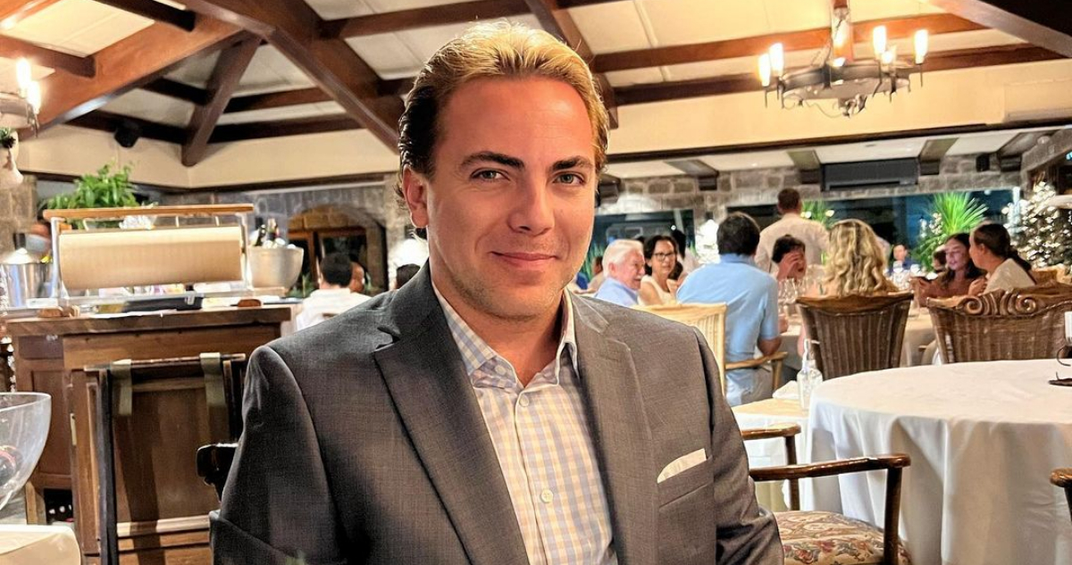 El cantante Cristian Castro en un restaurante, sonriendo levemente.