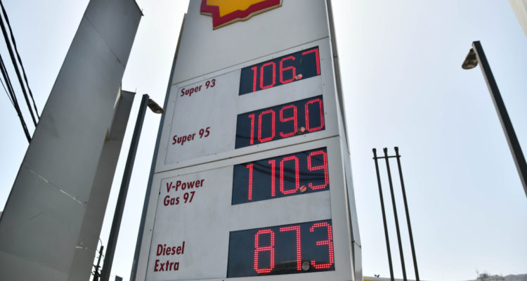 Senadores RN critican propuesta de alza de impuesto a los combustibles