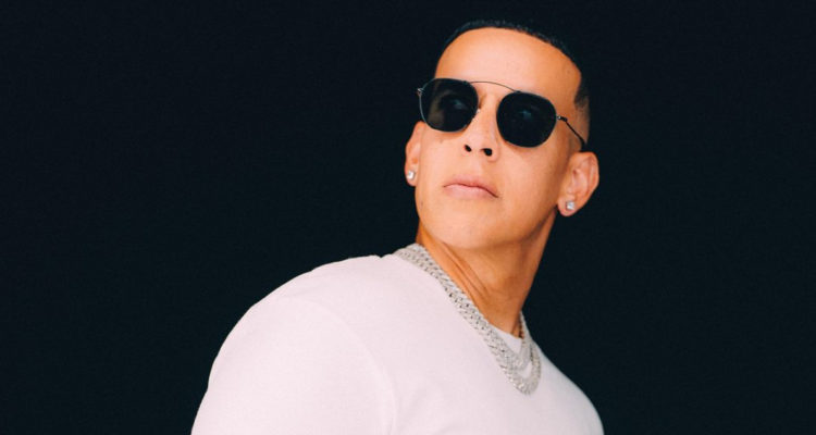 El cantante Daddy Yankee serio mirando hacia un costado. Se espera que el artista se presente el 29 de septiembre en Chile.