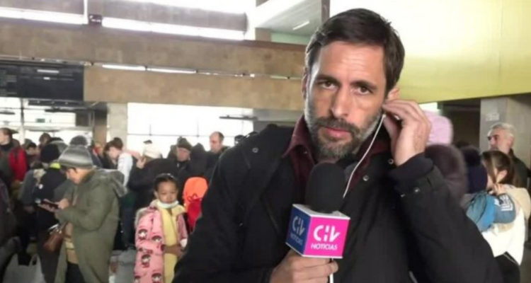 El periodista Daniel Matamala en medio de una de sus transmisiones desde Ucrania a inicios de marzo.