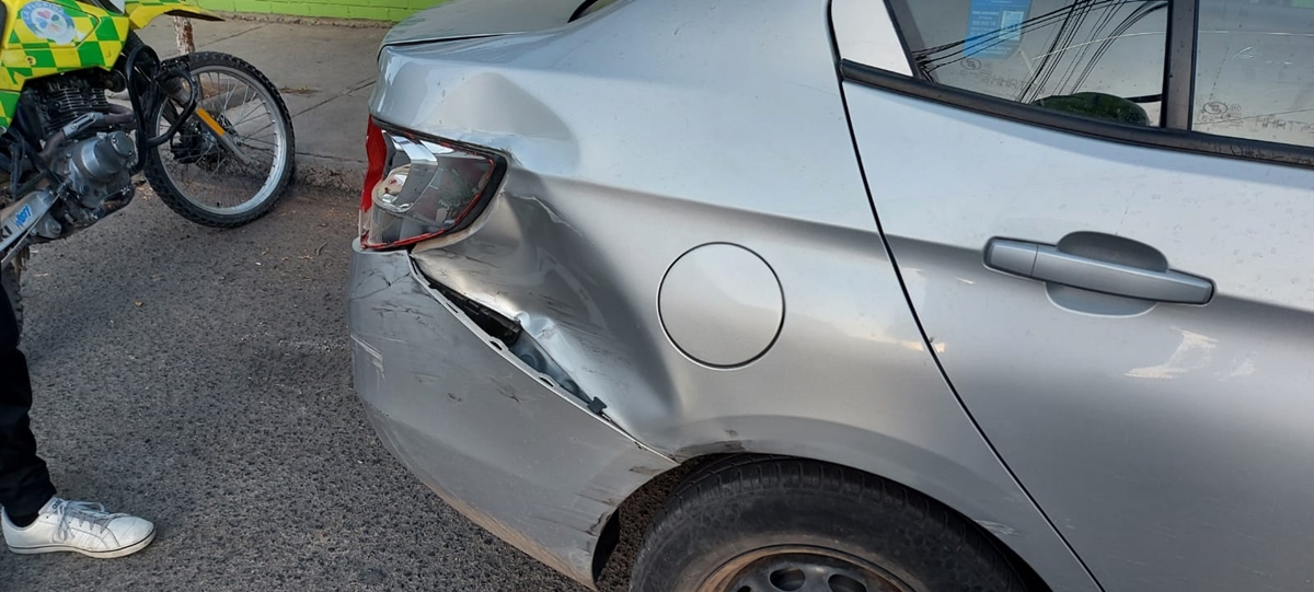 Conductor provocó daños en autos tras pasar contra el tránsito por afuera de colegio en La Florida